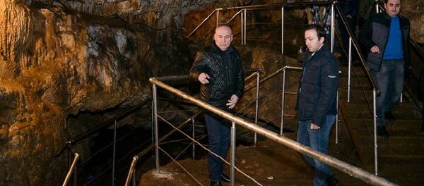 გარემოს დაცვისა და სოფლის მეურნეობის მინისტრის მოადგილე სოლომონ პავლიაშვილი დაცული ტერიტორიების სააგენტოს თავმჯდომარე, დავით მარკოზაშვილთან ერთად ნავენახევის მღვიმეში - Sputnik საქართველო