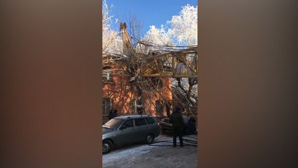 Кадры с места падения строительного крана на жилой дом в Кирове - Sputnik Грузия