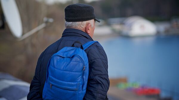 Пожилой мужчина смотрит на озеро - Sputnik Грузия