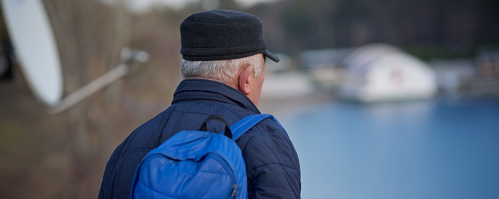 Пожилой мужчина смотрит на озеро - Sputnik Грузия, 1920, 27.02.2022