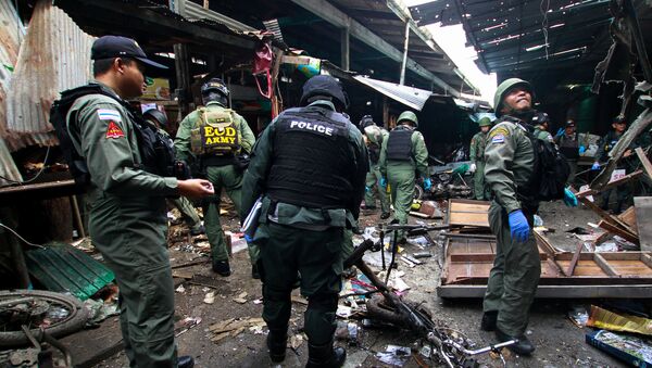 Полиция и военные на месте взрыва бомбы на территории рынка в городе Ялла, Таиланд - Sputnik Грузия