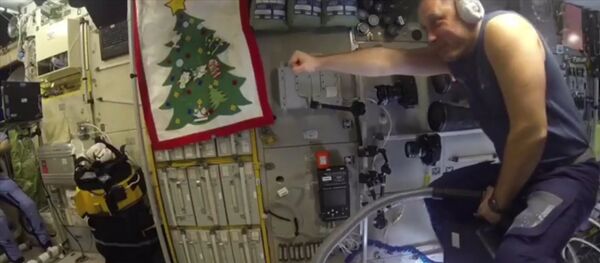 Российский космонавт полетал на пылесосе на МКС Российский космонавт полетал на пылесосе на МКС - Sputnik Грузия