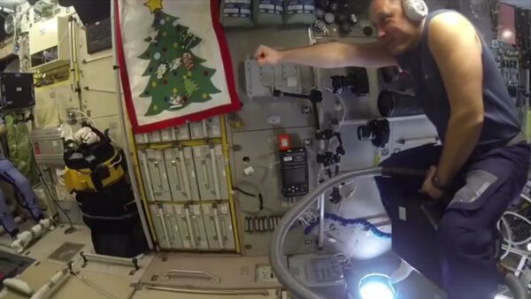 Российский космонавт полетал на пылесосе на МКС - Sputnik Грузия