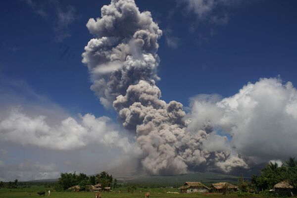 Гигантское облако дыма поднимается в воздух от вулкана Майон на Филиппинах. Фото было снято с шоссе в городе Камалиг, недалеко от города Легазпи в провинции Албай, к югу от Манилы. После того, как вулкан проснулся, десятки тысяч людей, проживающих поблизости, покинули свои дома - Sputnik Грузия