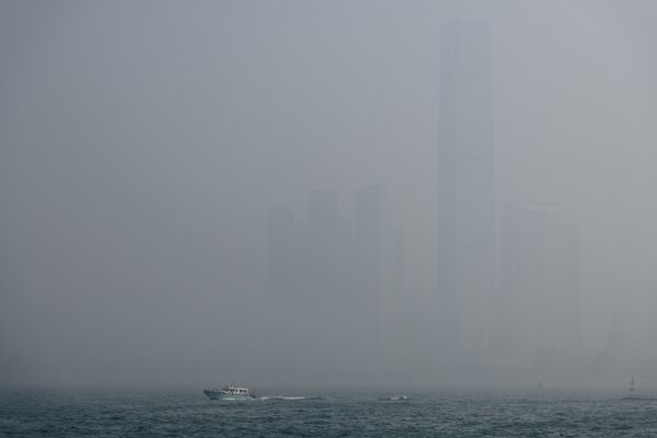 Сильный смог в Гонконге скрывает огромные здания - в конце января специалисты заранее предупредили о том, что загрязненный воздух предельно ухудшит видимость в мегаполисе - Sputnik Грузия
