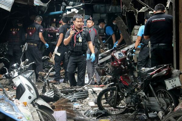 Следователи и полиция на месте взрыва на рынке в южной тайской провинции Ялла, в результате чего были убиты три мирных жителя и более 20 ранены - Sputnik Грузия