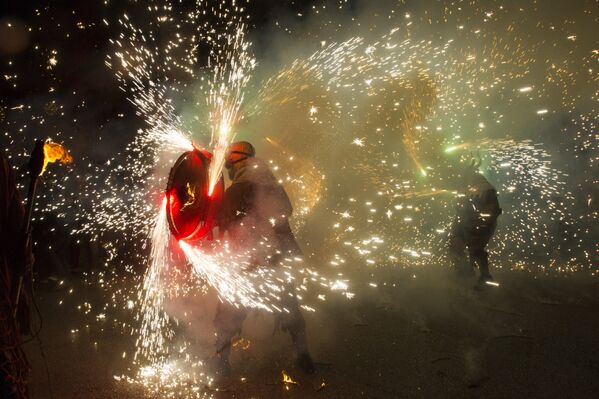 Участники традиционного фестиваля Коррефок (Correfoc) в Пальма-де-Майорке. Correfoc - это ночь разгула, в которой участники одеваются как демоны и дьяволы, и ходят по улицам, пугая людей огнем и фейерверком - Sputnik Грузия