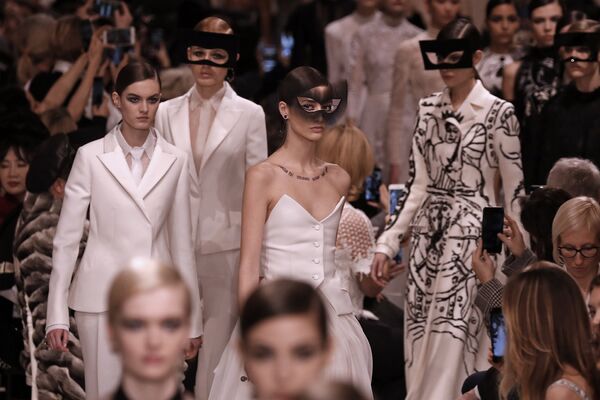 მოდელები წარმოადგენენ Haute Couture-ს კაბებს Christian Dior-ის ჩვენებაზე პარიზში - Sputnik საქართველო