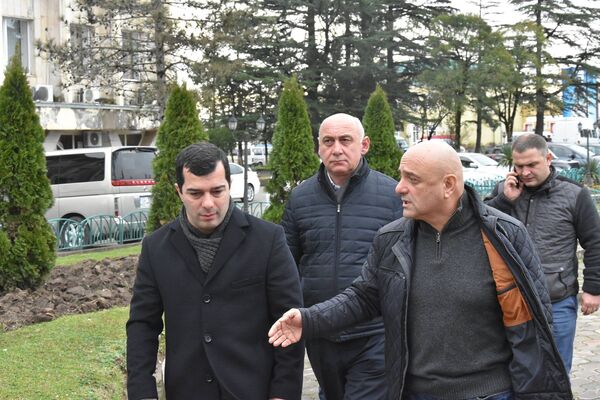 ხობის კულტურის სახლის სარემონტო სამუშაოები ხელისუფლების წარმომადგენლებმა დაათვალიერეს ხობის კულტურის სახლის სარემონტო სამუშაოები ხელისუფლების წარმომადგენლებმა დაათვალიერეს - Sputnik საქართველო