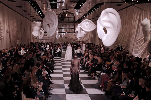 Грандиозное шоу в Париже устроил дом моды Christian Dior во время показа новых коллекций своих модельеров - Sputnik Грузия