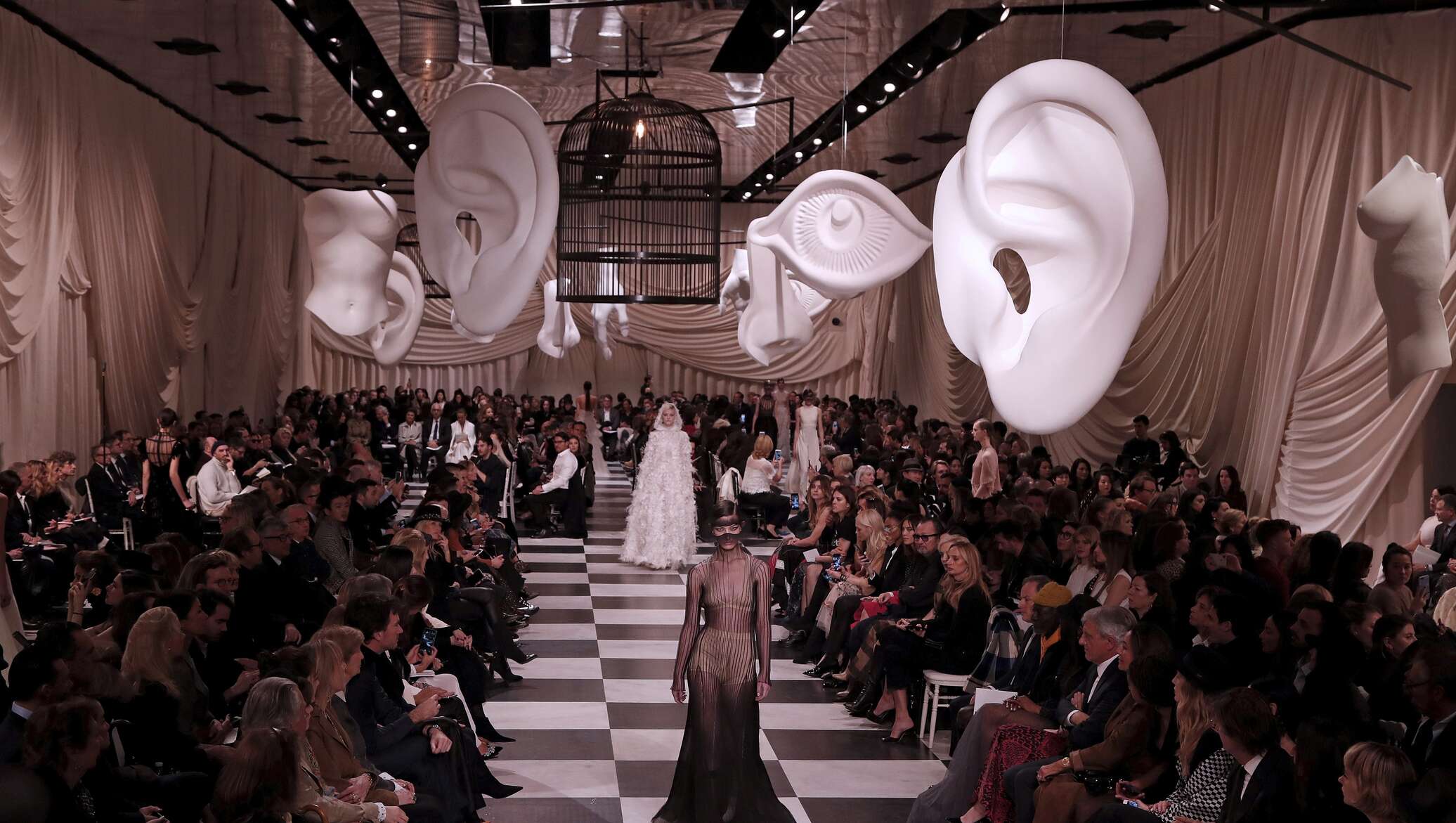 Мод эвент. Лос анджелес модельные агентства. Модное событие. Неделя моды в париже. Левиафан корабль стелларис.