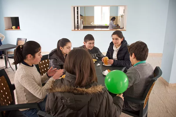 Теперь Нану редко можно представить одну, везде ее окружают друзья Теперь Нану редко можно представить одну, везде ее окружают друзья - Sputnik Грузия