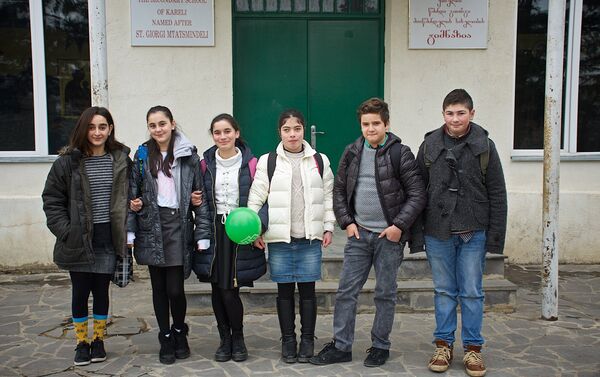 Участница проекта Ты супер! Нана Вардзелашвили с друзьями у школы - Sputnik Грузия