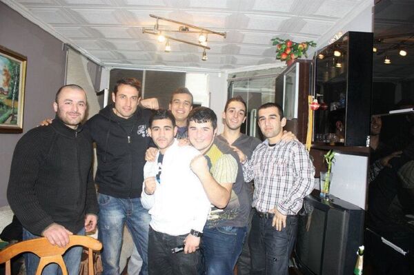 ირაკლი ქურასბედიანი მეგობრებთან ერთად - Sputnik Грузия