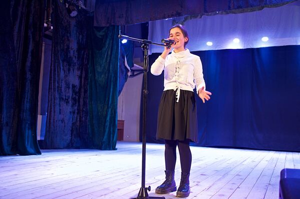 Теперь мечта Наны - стать певицей и она регулярно занимается вокалом - Sputnik Грузия