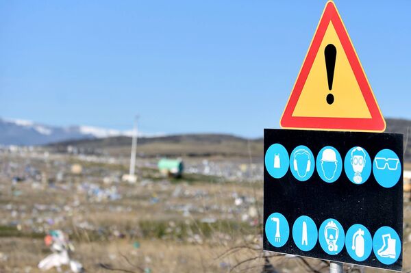 Знак на мусорной свалке, предупреждающий об опасности - Sputnik Грузия