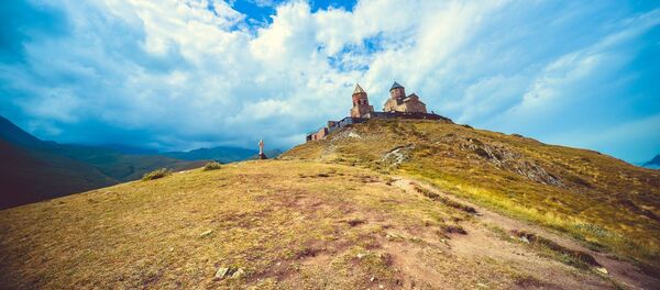 Троицкая церковь в селе Гергети у подножья горы Казбек у Военно-Грузинской дороги - Sputnik Грузия