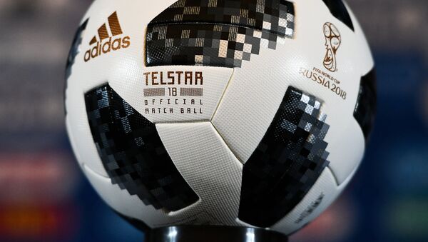 Официальный мяч чемпионата мира по футболу 2018 Telstar 18, архивное фото - Sputnik Грузия