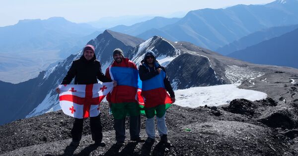 Ираклий Габриадзе (слева) на вершине Базардюзю - Sputnik Грузия