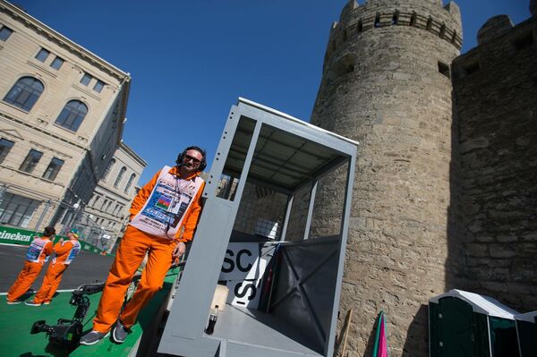 Ираклий в роли маршала бакинского трека Гран-при Формула-1 - Sputnik Грузия