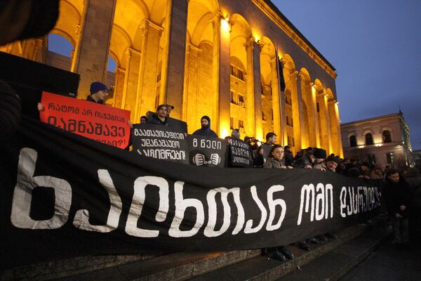 Собравшиеся на акции люди держали в руках плакаты с надписями Закон должен защищать человека, Требуем справедливого суда, Война с народом должна завершиться - Sputnik Грузия