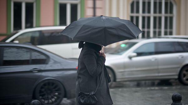 Женщина с зонтиком идет по одной из тбилисских улиц - Sputnik Грузия