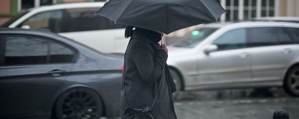 ქალი ქოლგით თბილისის ქუჩაზე ქალი ქოლგით თბილისის ქუჩაზე - Sputnik საქართველო