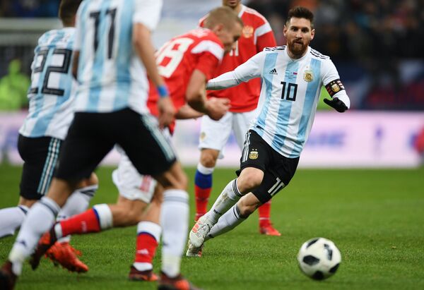 Лидер аргентинской сборной Лионель Месси в товарищеском матче между национальными командами России и Аргентины. Лидер аргентинской сборной Лионель Месси в товарищеском матче между национальными командами России и Аргентины. - Sputnik Грузия