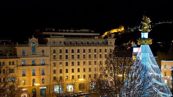 Ночной Тбилиси - вид на площадь Свободы и памятник Святому Георгию - Sputnik Грузия
