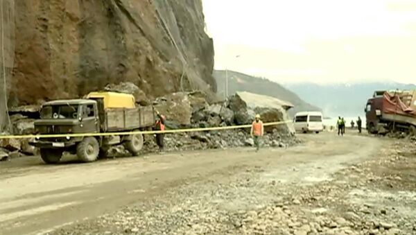Часть скалы обрушилась на дорогу в Аджарии: кадры с места ЧП - Sputnik Грузия