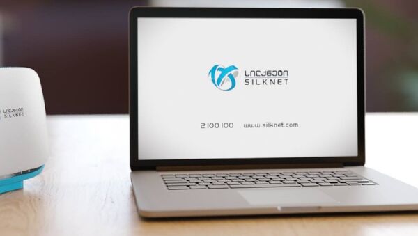 Логотип компании Silknet на экране нойтбука - Sputnik Грузия