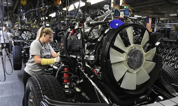მუშები აწყობენ Ford-ის ახალ სატვირთოს კომპანიის კენტუკის ქარხანაში, აშშ - Sputnik საქართველო