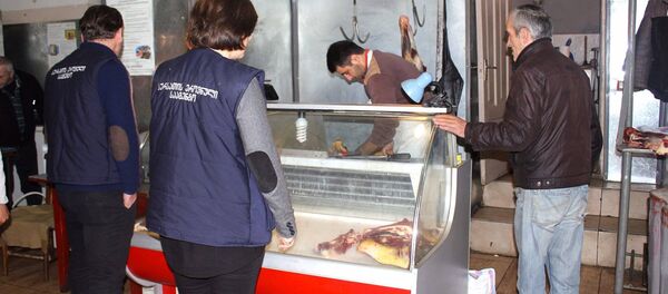 სურსათის ეროვნული სააგენტოს თანამშრომელი აგრარულ ბაზარში პროდუქტის შემოწმებისას - Sputnik საქართველო