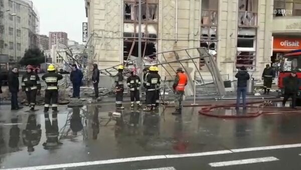 Как спасатели работали на месте взрыва газа у станции метро в Баку - Sputnik Грузия