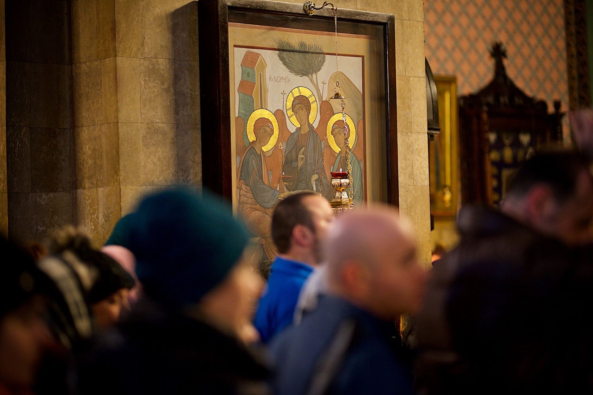 Верующие в храме Сиони - икона Святой Троицы - Sputnik Грузия, 1920, 10.06.2022