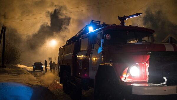 Пожарная машина на месте тушения пожара в Омской области - Sputnik Грузия