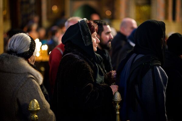 Чтобы поклониться кресту Святой Нино, люди выстраиваются в очередь, которая начинается еще за пределами церкви - Sputnik Грузия