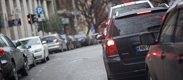 Машины на перекрестке ждут сигнала светофора - Sputnik Грузия