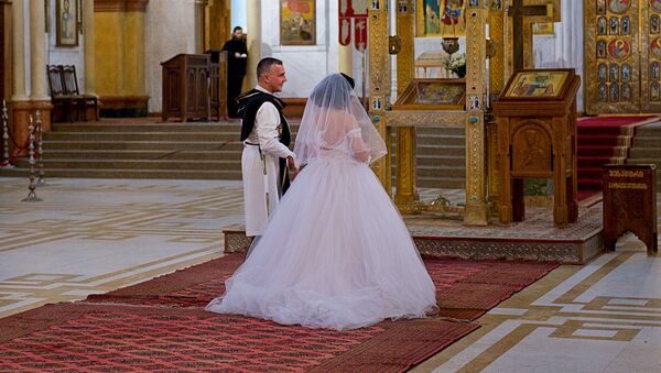 Молодая пара на венчании в церкви - Sputnik Грузия