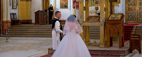 ახალგაზრდა წყვილი ეკლესიაში ახალგაზრდა წყვილი ეკლესიაში - Sputnik საქართველო