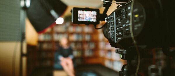 Съемка женщины видеокамерой - Sputnik Грузия