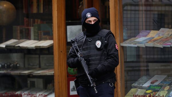 Офицер турецкой полиции с автоматом в оцеплении на месте преступления - Sputnik საქართველო