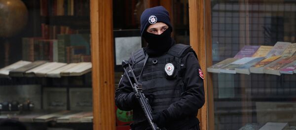 Офицер турецкой полиции с автоматом в оцеплении на месте преступления Офицер турецкой полиции с автоматом в оцеплении на месте преступления - Sputnik საქართველო