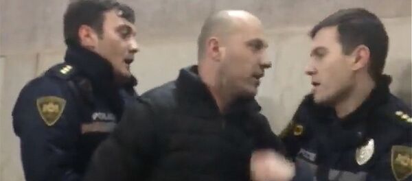Попытка задержания тбилисской полицией человека в метро: кадры инцидента Попытка задержания тбилисской полицией человека в метро: кадры инцидента - Sputnik Грузия