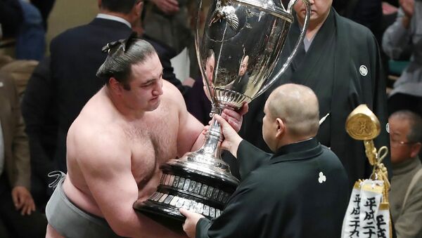 Грузинский сумоист Леван Горгадзе (Тотиносин), ставший победителем турнира на Кубок императора, в качестве призовых получил 10 миллионов японских йен - Sputnik Грузия