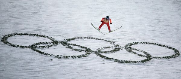 Дмитрий Васильев (Россия) в финале командных соревнований по прыжкам с большого трамплина - Sputnik Грузия