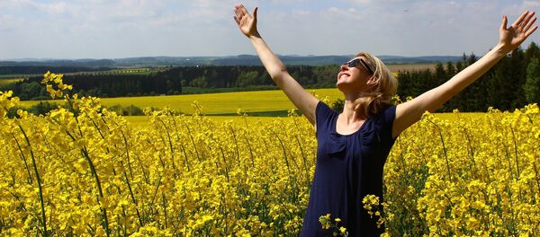 ქალი მზით განათებულ მინდორში ქალი მზით განათებულ მინდორში - Sputnik საქართველო