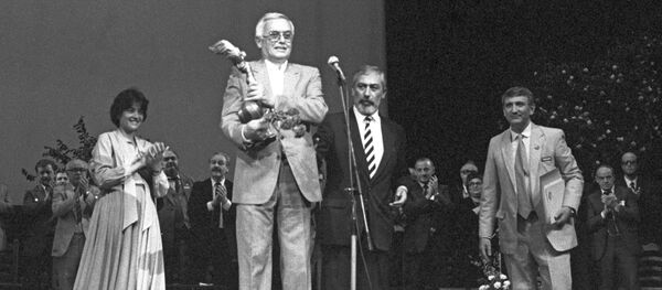 Кинорежиссер Тенгиз Абуладзе с главным призом XX Всесоюзного кинофестиваля за фильм Покаяние. - Sputnik Грузия