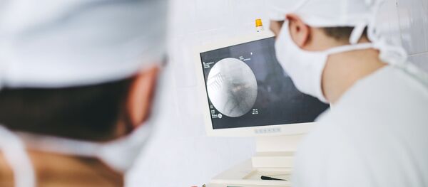 Врачи смотрят на снимки с помощью портативного рентгена - Sputnik Грузия