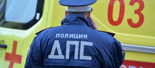 Сотрудник ДПС у автомобиля Скорой помощи Сотрудник ДПС у автомобиля Скорой помощи - Sputnik Грузия